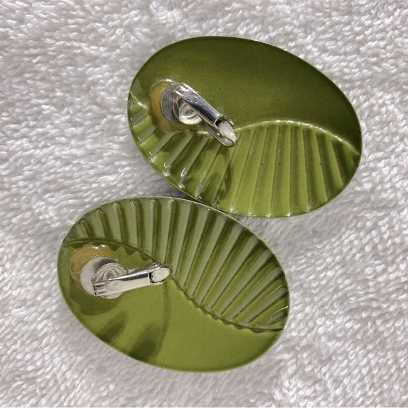 Vintage Avocado Green Painted Textured Metal Oval Clip On  Earrings - Picture 2 of 9